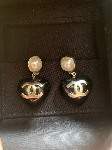 chanel orecchini logo e perla